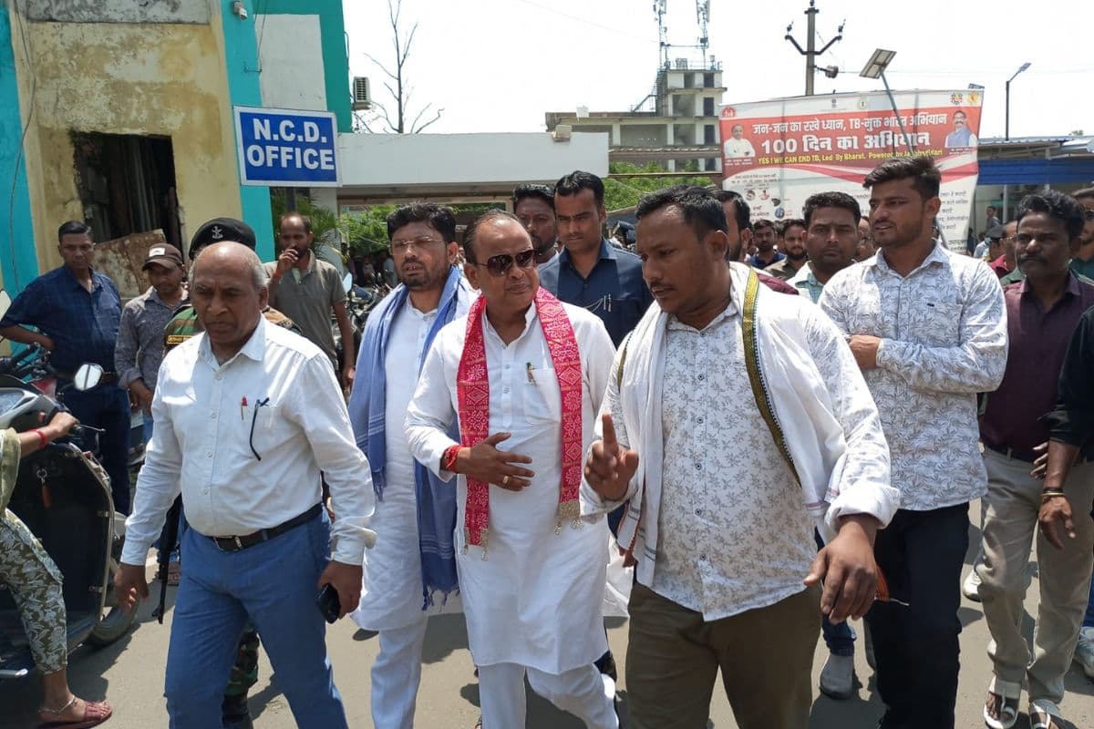 हजारीबाग: युवक और युवतियों का शव मिलने के बाद स्वास्थ्य मंत्री इरफान अंसारी का दौरा, पीड़ित परिवारों से की मुलाकत