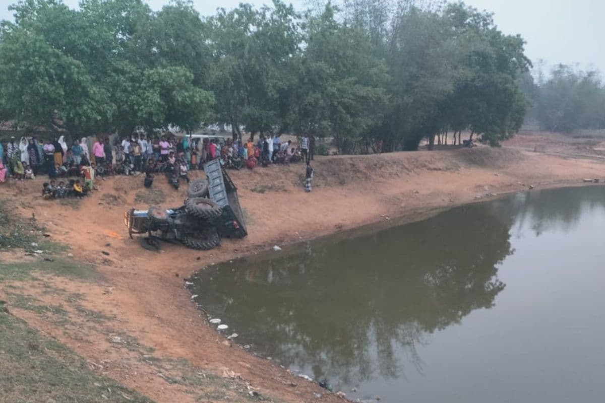 जामताड़ा में देर रात सड़क हादसा, ट्रैक्टर पलटने से चालक की मौत 