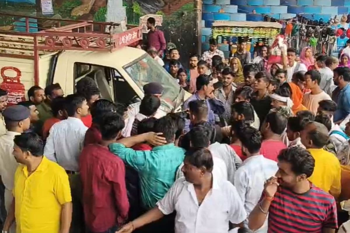 Traffic police arrive take cylinder without connection Traffic police arrive take cylinder without connection