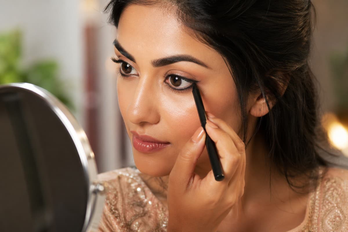 बार-बार फैलते काजल से बिगड़ जाता है लुक? जानें इसे लंबे समय तक टिकाने की सीक्रेट ट्रिक्स