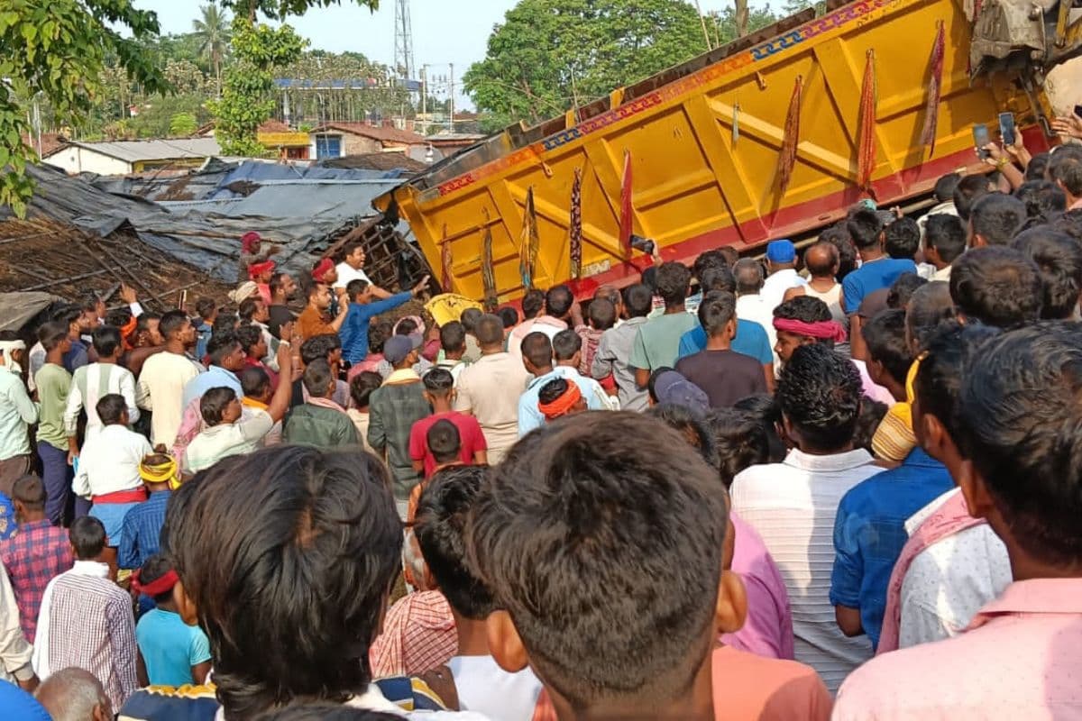 खगड़िया में दर्दनाक हादसा, गिट्टी लदा ट्रक ऑटो पर पलटा, CISF जवान समेत 3 की मौत