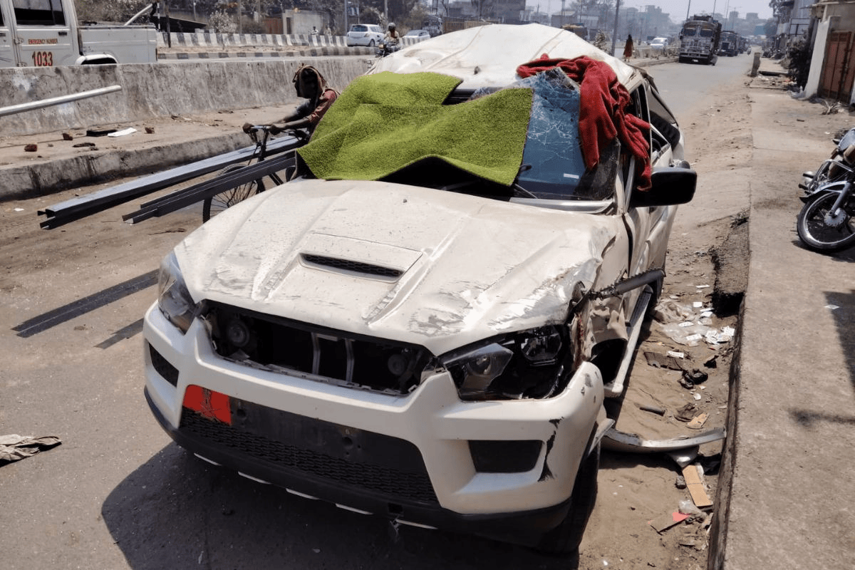 कोडरमा के तिलैया में रोड एक्सीडेंट, ड्राइवर गंभीर रूप से घायल 