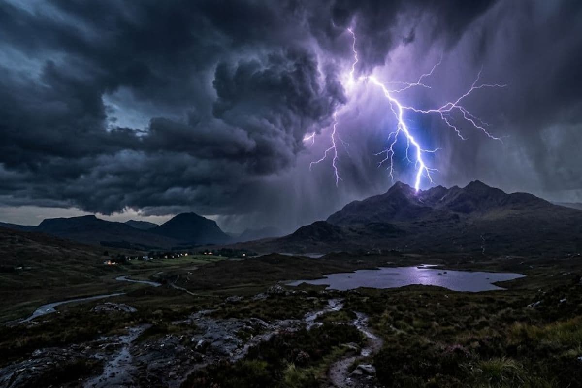 सरायकेला में मोबाइल देख रहे युवक के ऊपर गिरी आसमानी बिजली, हुई मौत