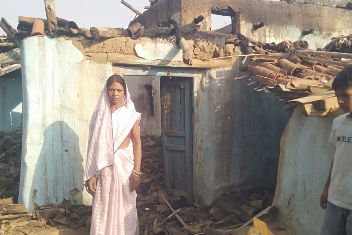 लोहरदगा में आग से घर जलकर खाक, लाखों की संपत्ति का हुआ नुकसान