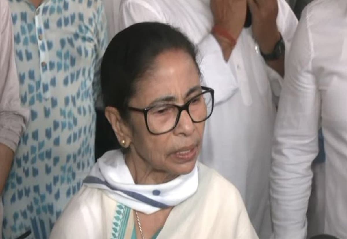 Bengal Elections: परंपरा तोड़ मैदान में उतरीं मुख्यमंत्री ममता, मतदान के दिन बदला अंदाज, बूथ-बूथ पहुंचकर संभाली कमान