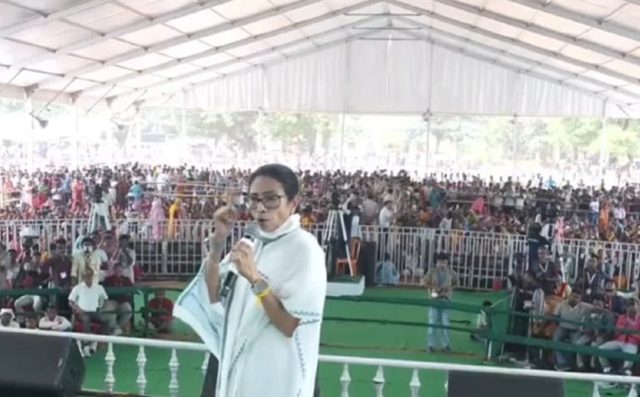 बीरभूम में ममता की दहाड़: बांग्ला भाषियों को बांग्लादेशी मानती है भाजपा, सत्ता में आयी तो बेघर करेगी