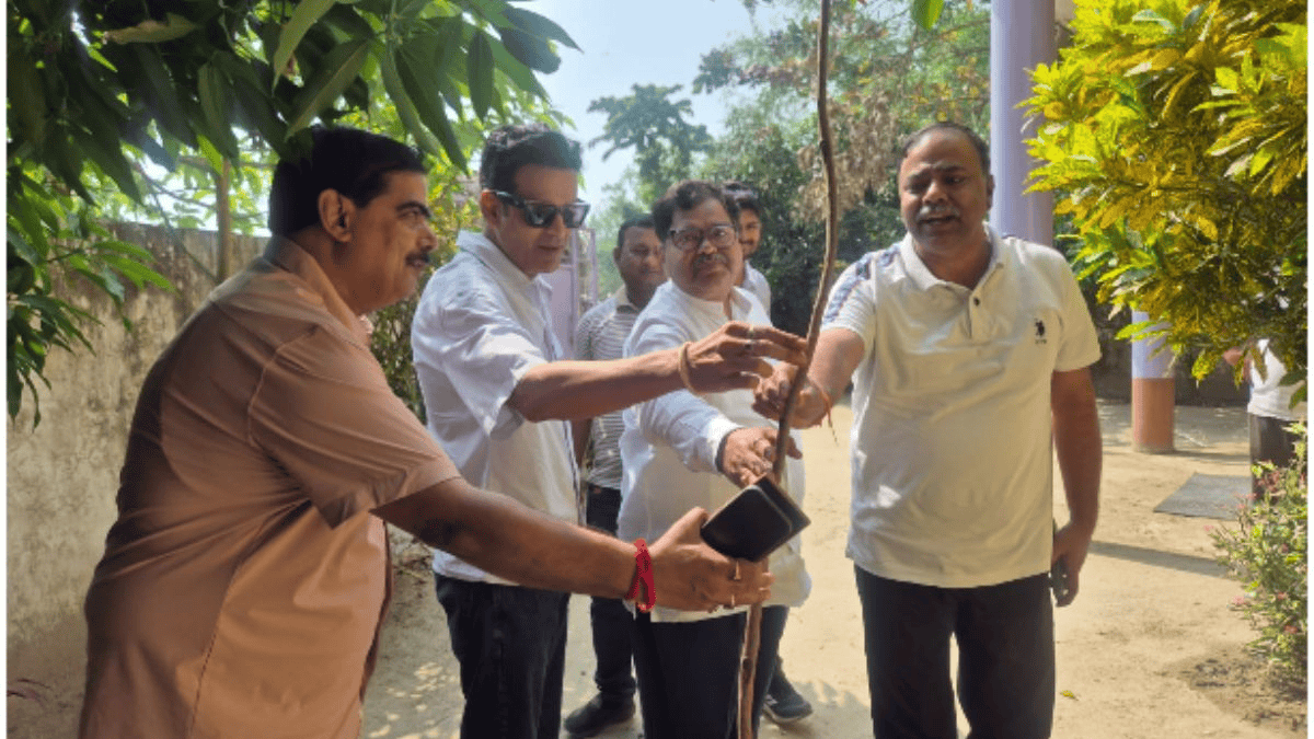 भितिहरवा आश्रम पहुंचे मनोज वाजपेयी, बालिकाओं की शिक्षा और ग्रामीण पहल की जमकर तारीफ