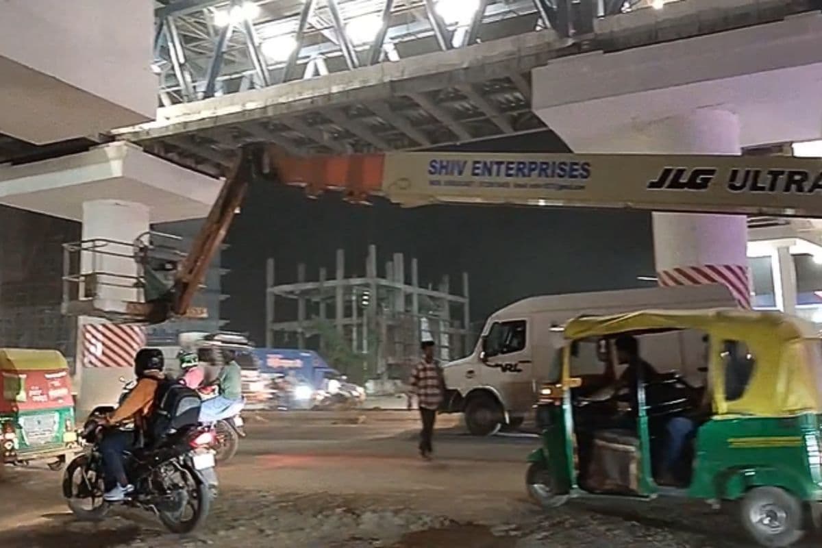 पटना में मेट्रो साइट पर स्लैब में दबा मजदूर, लोग बोले- मदद की बजाय वीडियो बनाने में व्यस्त रहे प्रशासन के लोग