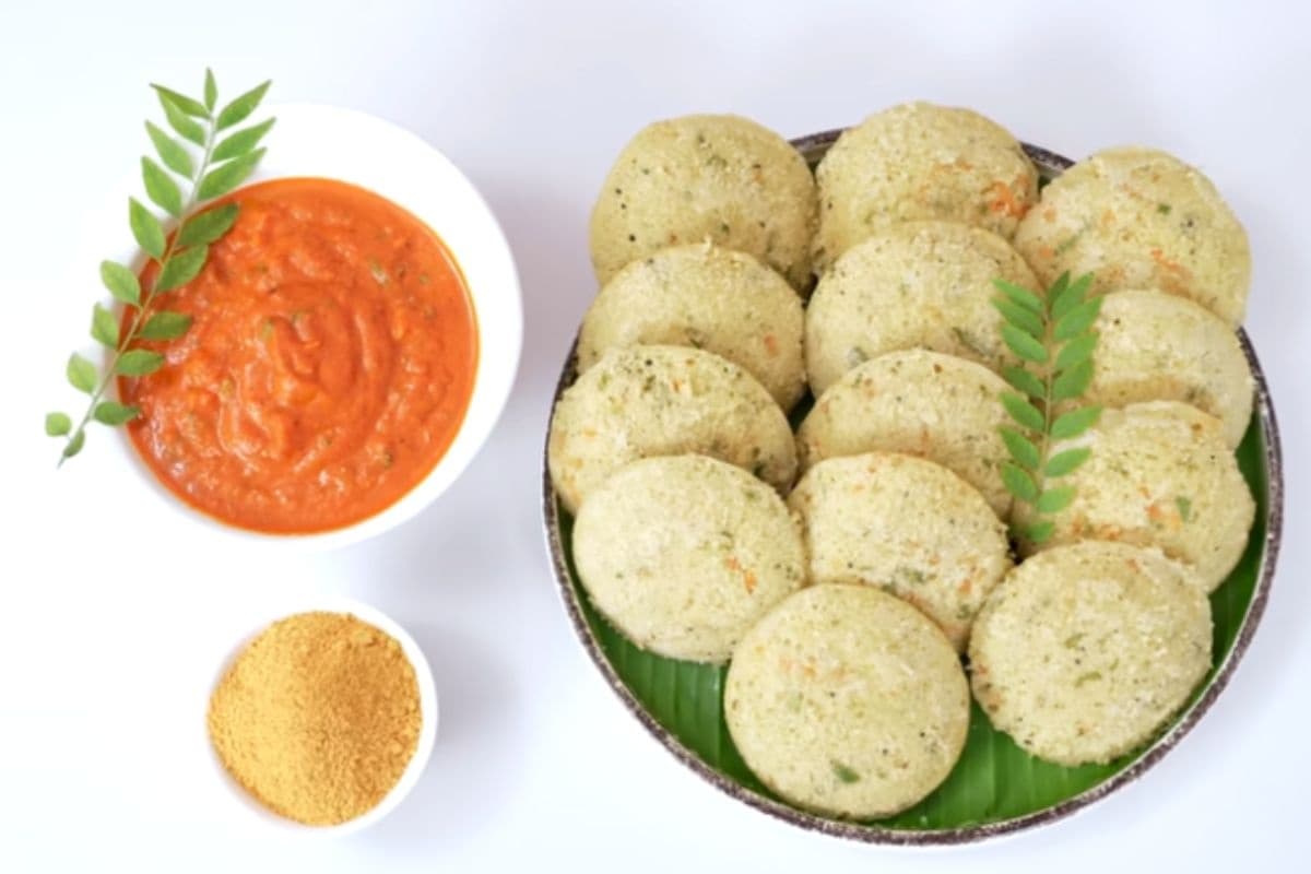 सिर्फ 10 मिनट में बनाएं सॉफ्ट और प्रोटीन से लोडेड मूंग दाल इडली, बच्चों से लेकर बड़ों तक सभी को आएगी पसंद