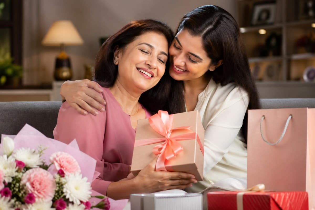 इस मदर्स डे अपनी मां के लिए ढूंढ रहे हैं एक स्पेशल गिफ्ट? ये 5 आइडियाज उनके चेहरे पर ले आएंगे मुस्कान