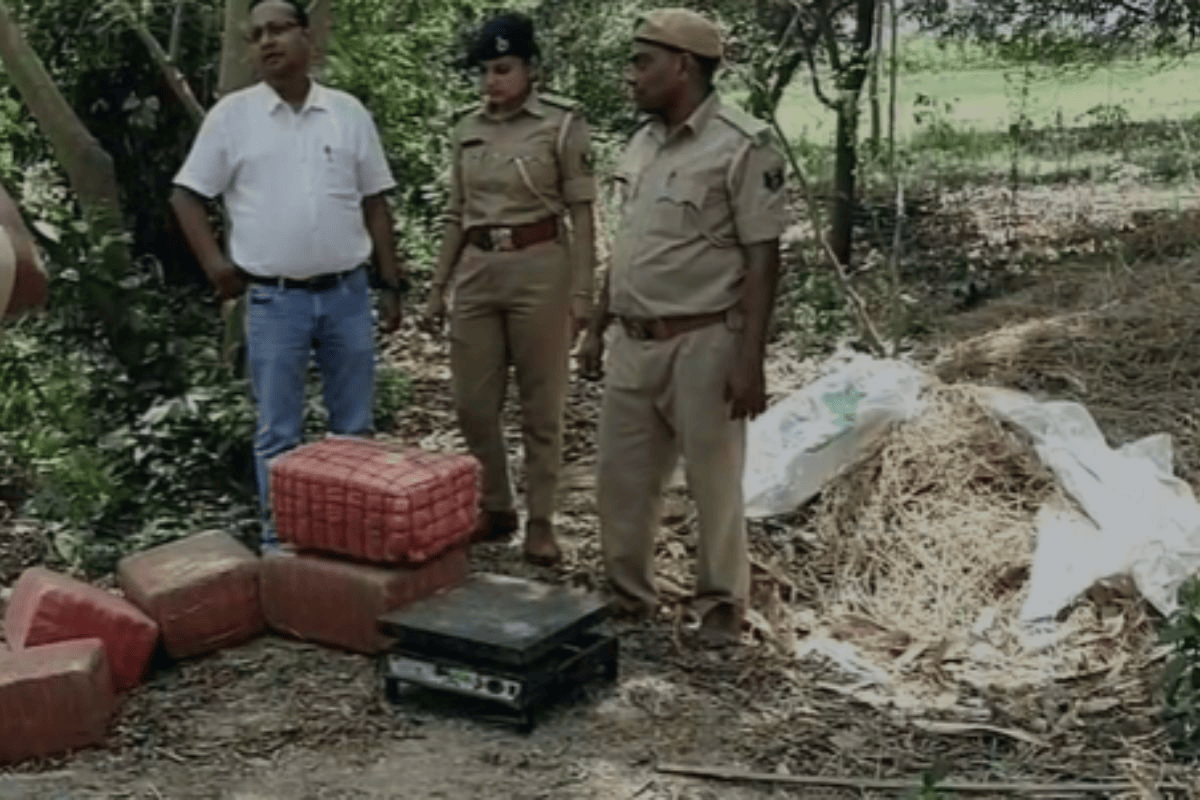 इंडो-नेपाल बॉर्डर पर पुवाल के ढेर में छुपा था करोड़ों का माल, पुलिस की छापेमारी से तस्करों में मचा हड़कंप