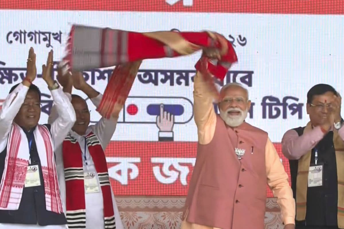 पीएम मोदी ने असम में लहराया गमछा, कहा- कांग्रेस का शहजादा हार का शतक लगाने के लिए तैयार