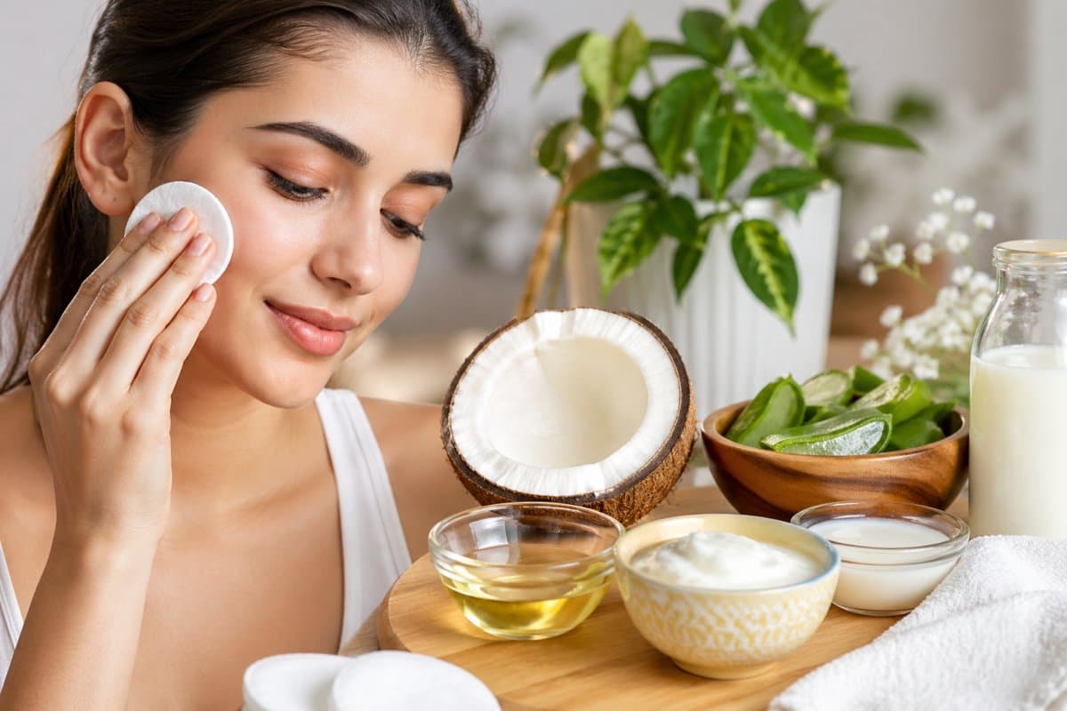 मेकअप रिमूवर खत्म हो गया? टेंशन लेने की जरूरत नहीं, किचन की इन चीजों से चुटकियों में साफ होगा चेहरा