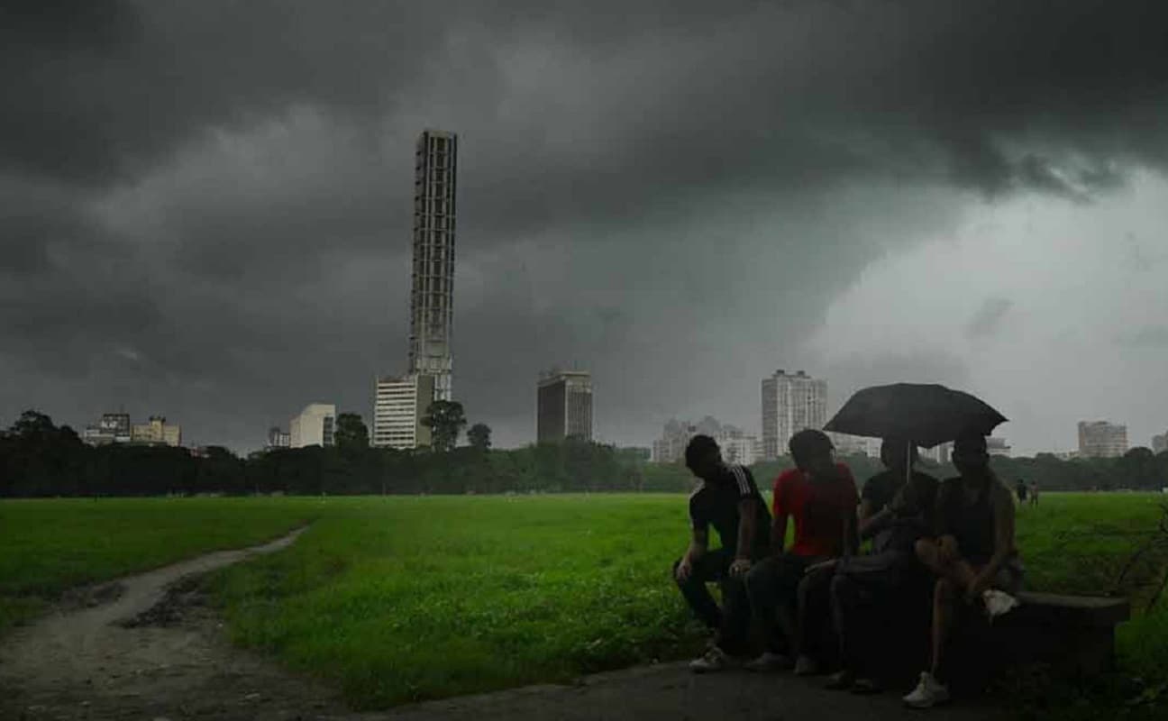 बंगाल में मंडरा रहे आपदा के बादल, आंधी पानी का फिर लौटा मौसम