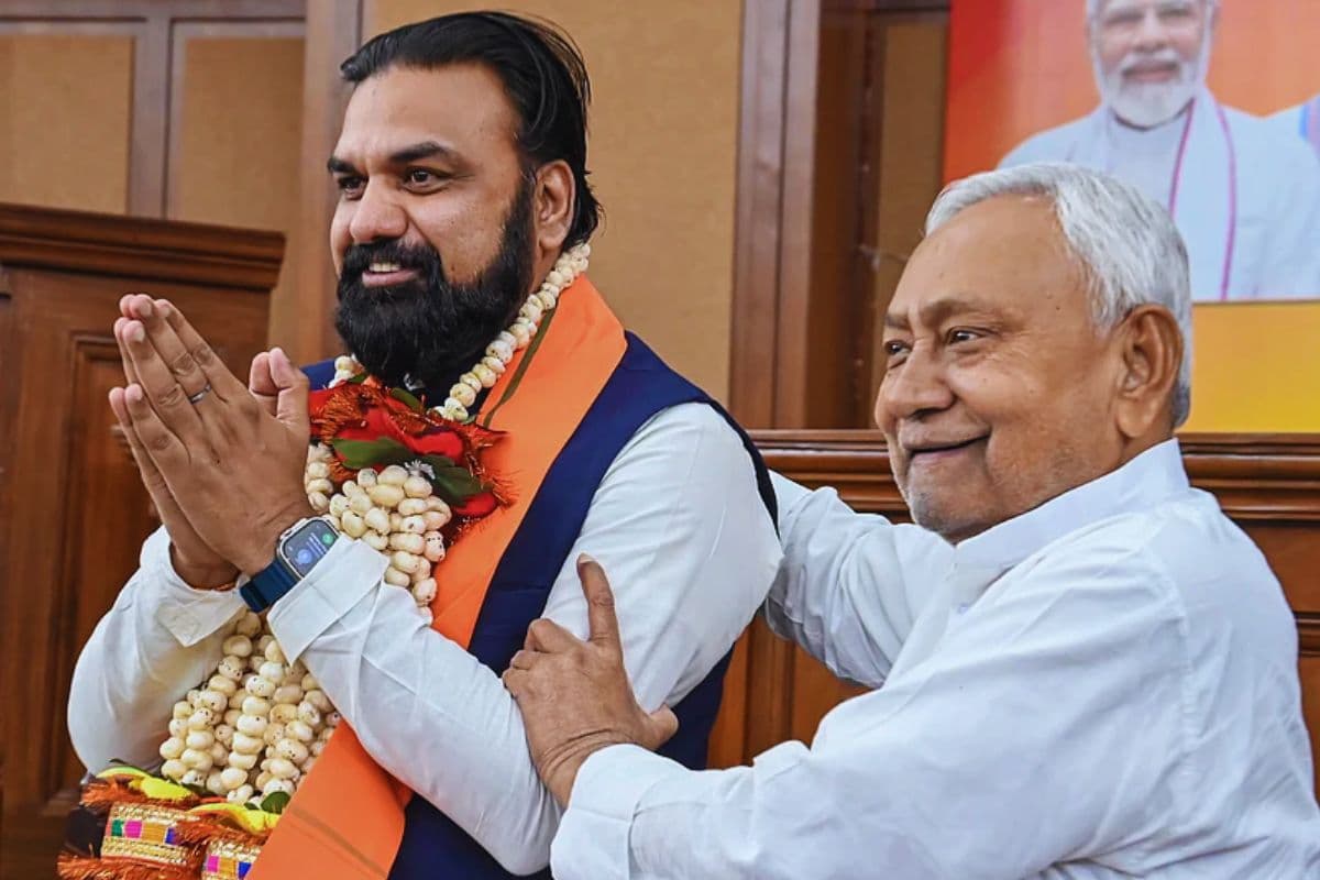 ‘सुशासन बाबू’ अब बने पूर्व मुख्यमंत्री, नीतीश कुमार ने बदला बायो, सम्राट चौधरी के लिए क्या लिखा?