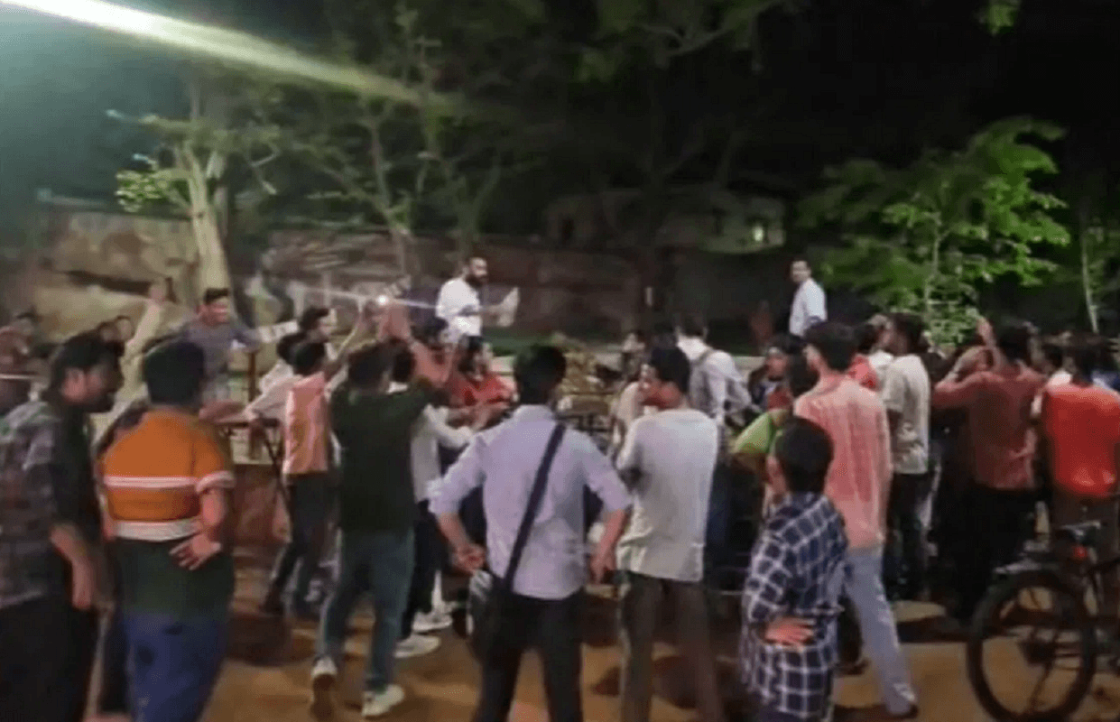 बंगाल के शांतिनिकेतन में अशांति, विश्व भारती में एबीवीपी और एसएफआई के बीच झड़प बंगाल के शांतिनिकेतन में अशांति, विश्व भारती में एबीवीपी और एसएफआई के बीच झड़प