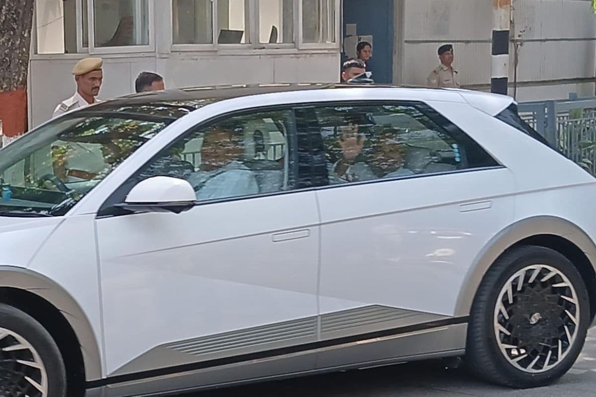 फ्रंट सीट पर विजय, बैक सीट पर नीतीश और सम्राट, तीनों एक ही गाड़ी से सीएम हाउस से निकले बाहर