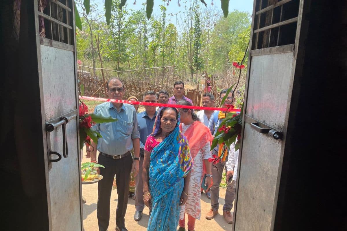 नोवामुंडी प्रखंड में 10 आवासों का गृह प्रवेश, लाभुकों के चेहरों पर खुशी