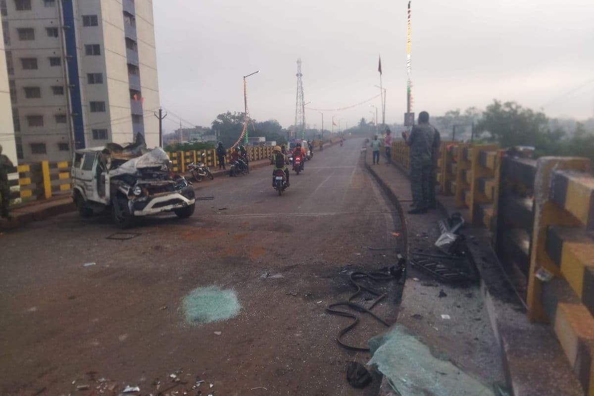 नोवामुंडी ओवरब्रिज पर एक्सीडेंट, स्थानीय युवकों की सूझबूझ से बची दो जिंदगियां