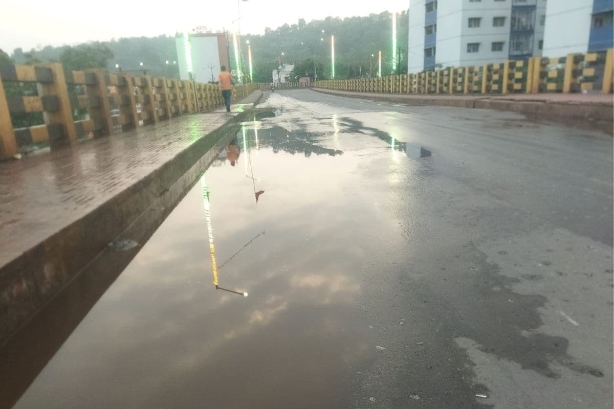 नोवामुंडी में झमाझम बारिश से मिली राहत, ठंडी हवाओं ने बदला मौसम का मिजाज