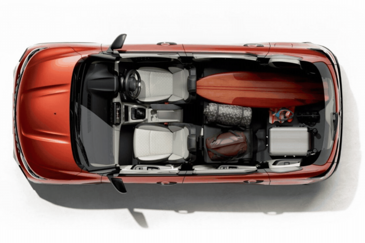 ₹5.80 लाख में 7-सीटर कार, 1065 लीटर बूट, वन-टच फोल्ड सीट्स और ऑटो AC के साथ