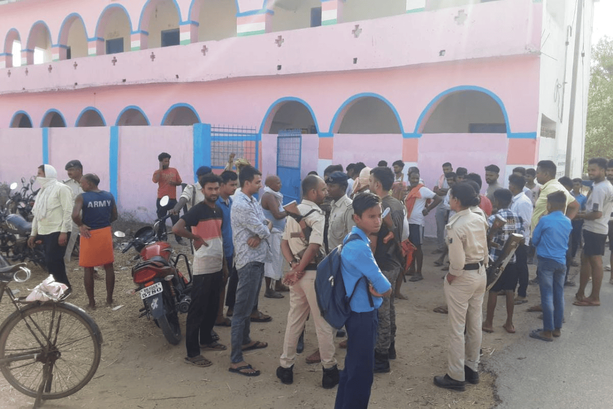 रोहतास स्कूल कांड: क्लासरूम में थैलियों में मिला मांस, प्रिंसिपल समेत 5 शिक्षक सस्पेंड, पेरेंट्स मिड-डे-मील पर उठाए सवाल