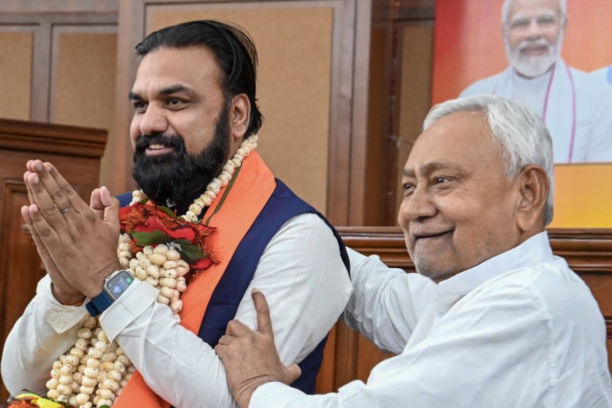 ट्रांजिशन या प्लान्ड हैंडओवर? नीतीश का ‘आशीर्वाद’, सम्राट का उदय! माला पहनाकर  बिहार को दिया नया ‘चौधरी’!