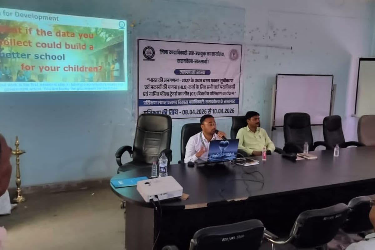 सरायकेला खरसावां में जनगणना 2027 के प्रथम चरण के लिए अधिकारियों को दिया जा रहा प्रशिक्षण 