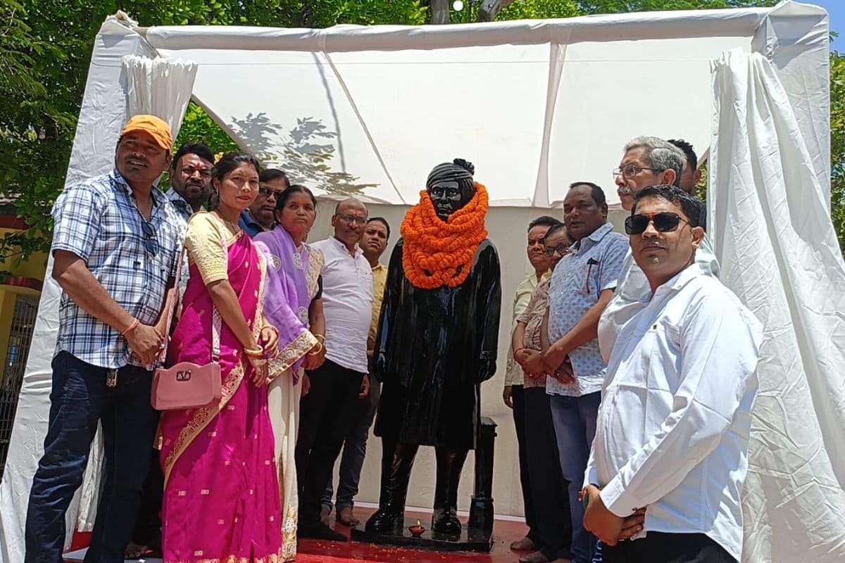 सरायकेला में आधुनिक छऊ के जनक कुंवर विजय प्रताप सिंहदेव की प्रतिमा का किया गया अनावरण