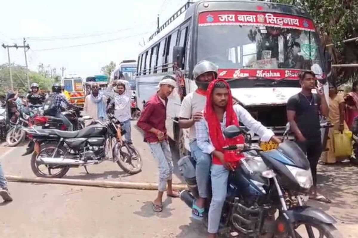 शेखपुरा में नए स्कूल भवन की मांग को लेकर बवाल, सड़क जाम कर ग्रामीणों ने किया विरोध, दो घंटे से यातायात ठप