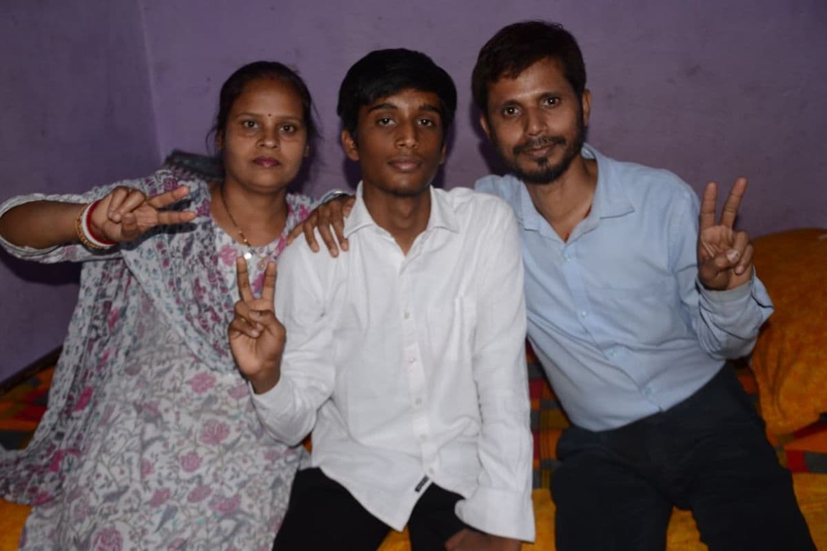 दिन-रात की मेहनत रंग लाई, तीन-तीन नौकरी करनेवाले पिता का बेटा बना स्टेट टॉपर
