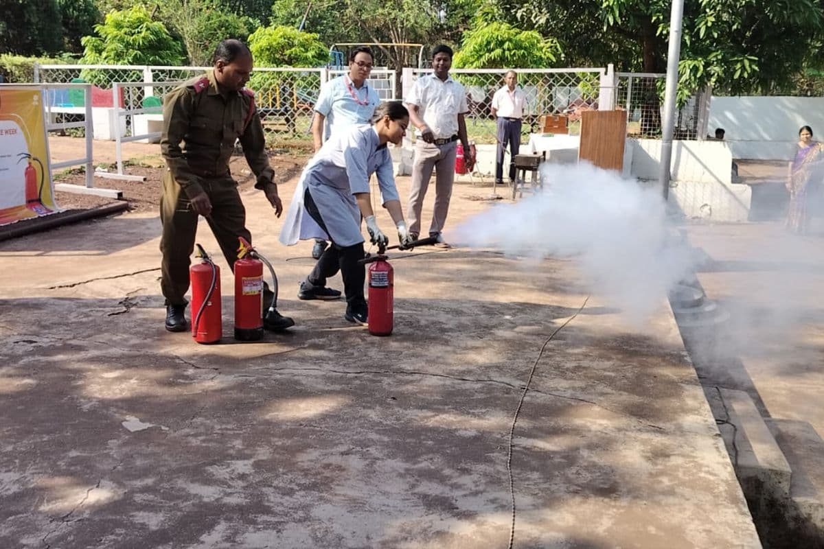 टाटा डीएवी पब्लिक स्कूल नोवामुंडी में बच्चों ने लिया अग्निशमन का प्रशिक्षण
