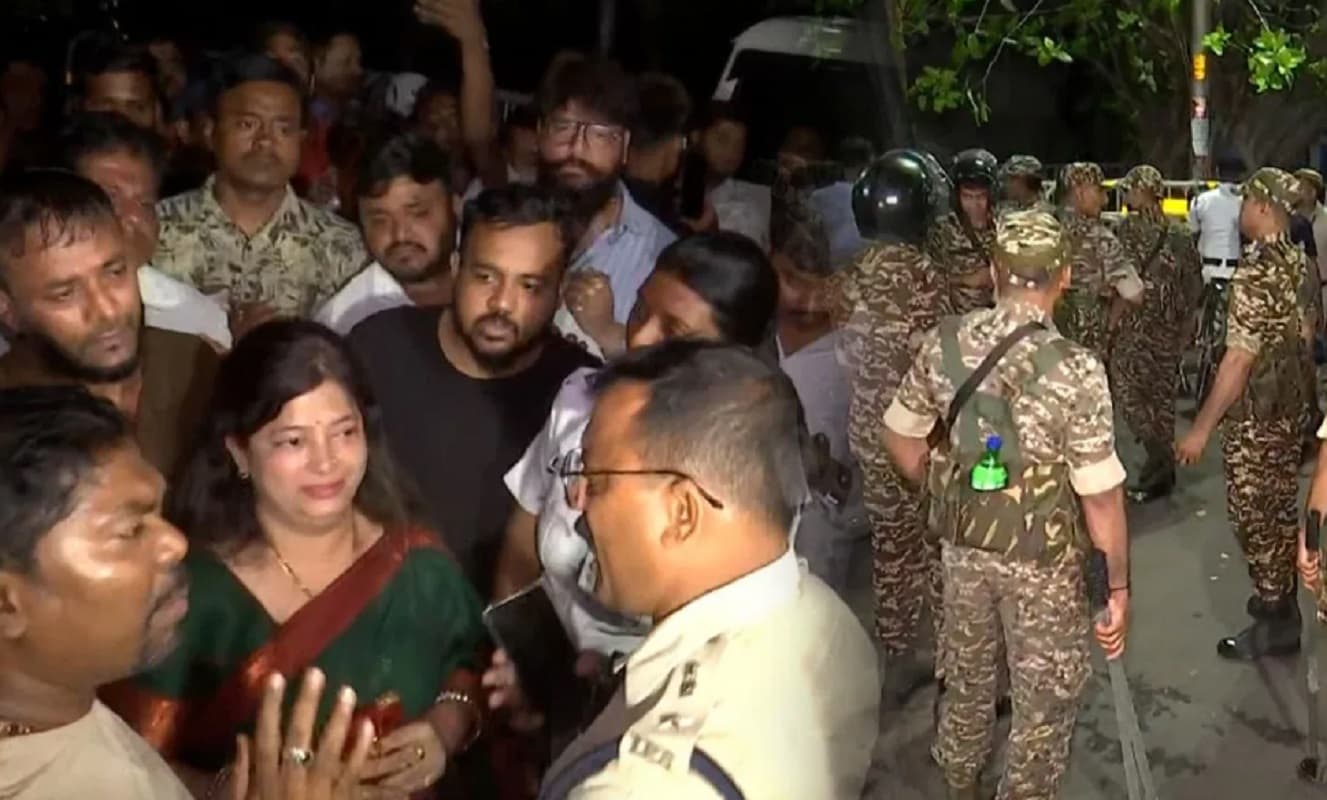बंगाल चुनाव: CEO कार्यालय के सामने रात भर चला धरना-प्रदर्शन, तृणमूल कार्यकर्ता और पुलिस में झड़प