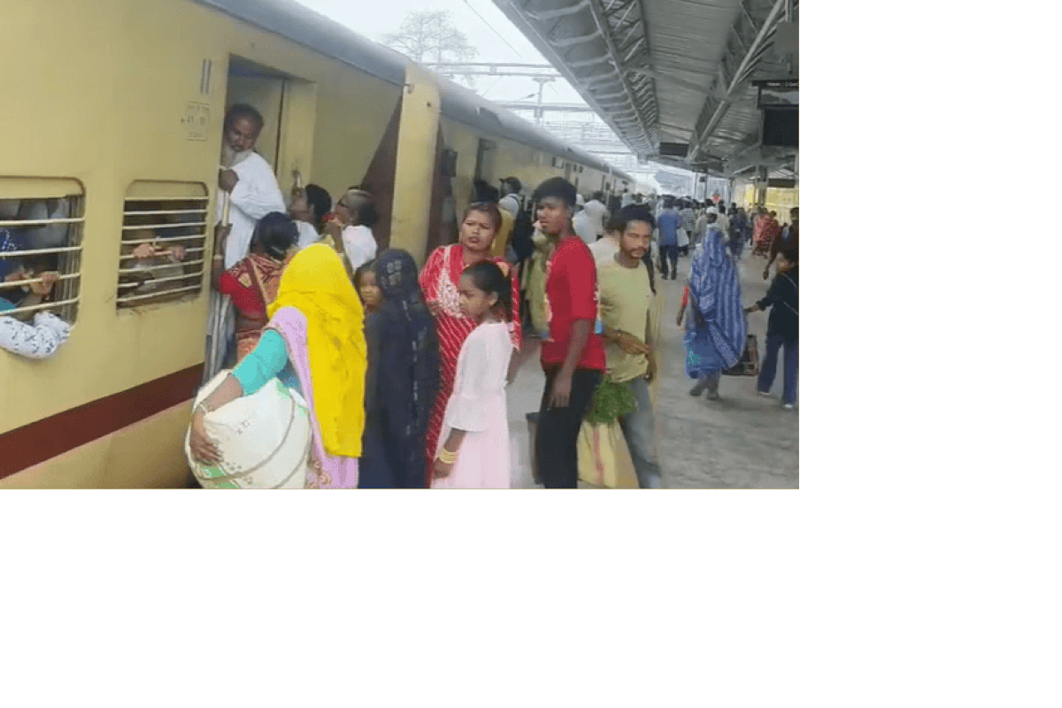 बंगाल चुनाव ने बिहार में बिगाड़ी ट्रेनों की सूरत, रेलवे स्टेशन पर उमड़ रही खचाखच भीड़