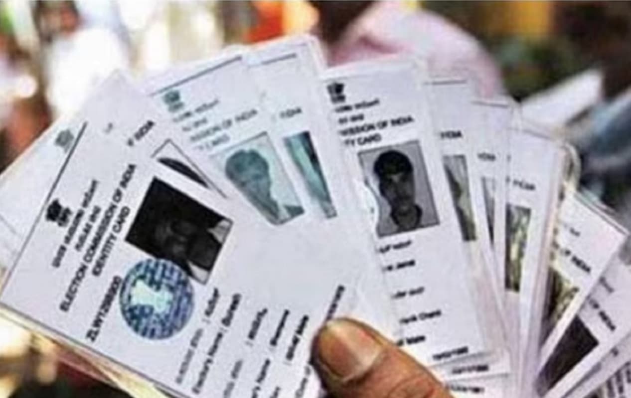 पानागढ़ से ट्रेन पकड़कर बर्धमान पहुंचे 300 वंचित वोटर, मताधिकार की लड़ाई पहुंची डीएम कार्यालय