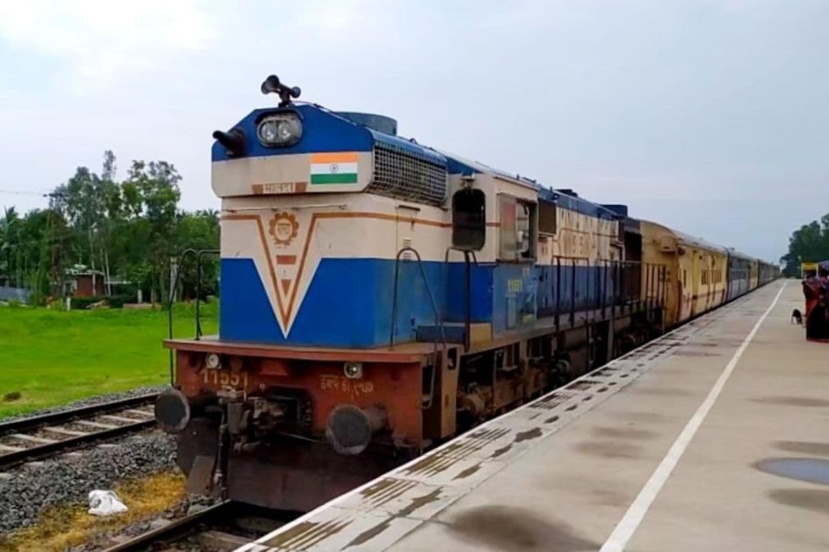 समय बदला, रफ्तार नहीं, बालुरघाट इंटरसिटी पहले ही दिन हुई लेट, घंटों परेशान रहे यात्री
