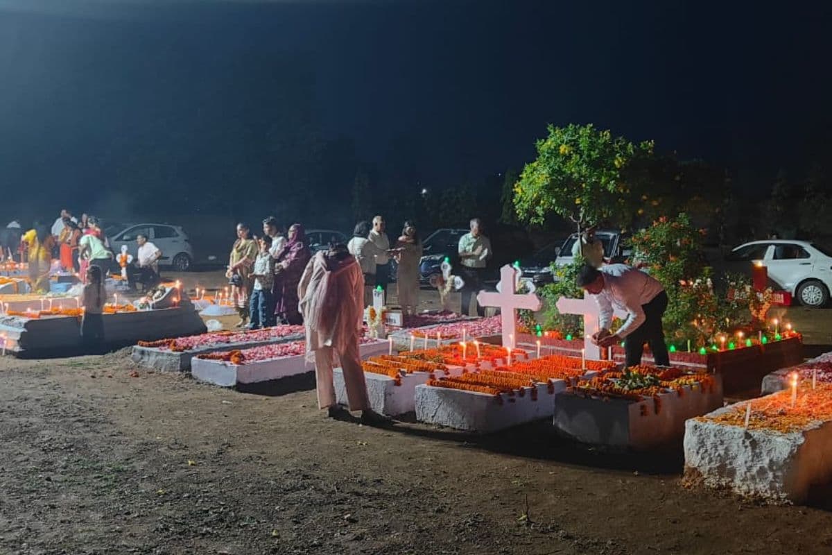 रामगढ़ में विशेष संडे पर मसीही समुदाय ने की कब्रिस्तान में प्रार्थना, मोमबत्तियां जलाकर दी श्रद्धांजलि