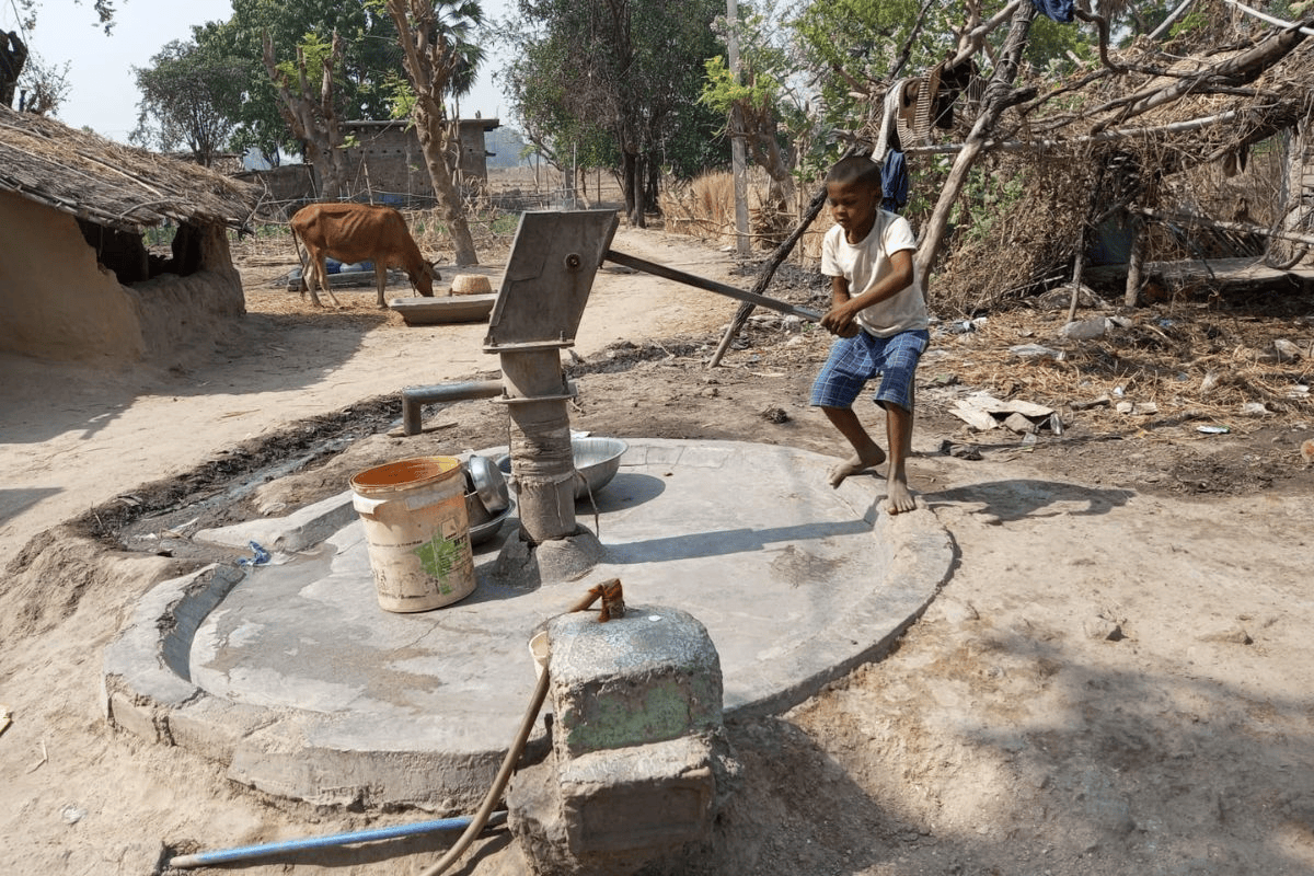बिहार में अप्रैल में ही बूंद-बूंद पानी के लिए तरस रहे लोग, किल्लत ऐसी कि गंदे पानी का लेना पड़ रहा सहारा