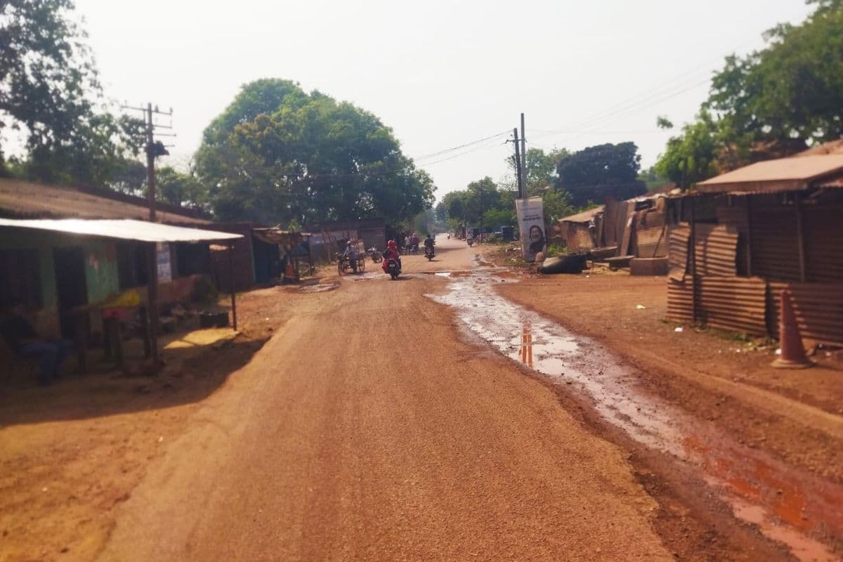 नोवामुंडी में बदहाल सड़क बनी मुसीबत, नाली का पानी और जलजमाव से राहगीर परेशान