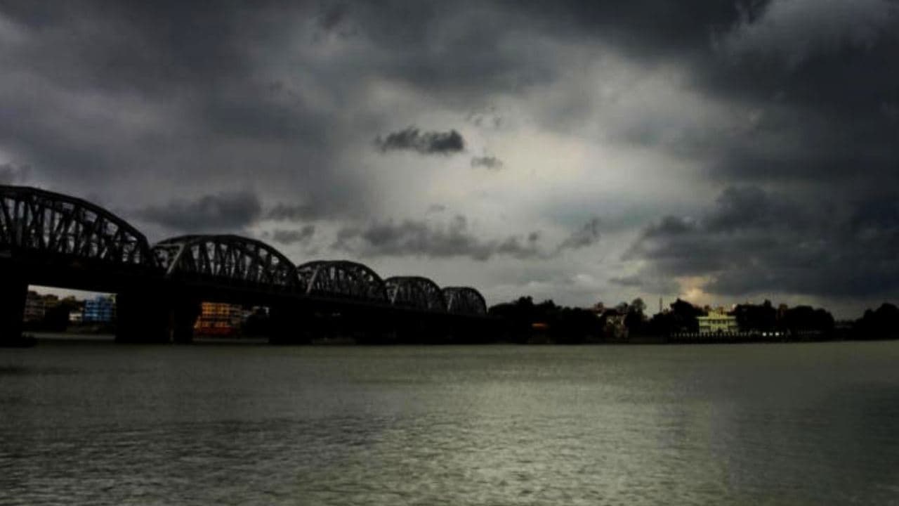बादलों से ढका कोलकाता का आसमान, बंगाल के इन जिलों में मौसम का रेड अलर्ट