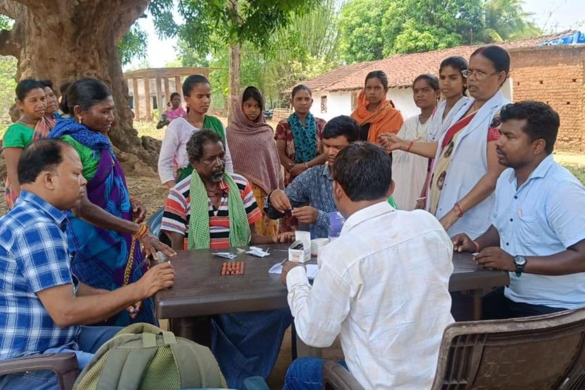 बीमारी पर प्रहार: पश्चिमी सिंहभूम के गुंडीजोड़ा गांव में मलेरिया जांच अभियान, बचाव के सिखाए गुर