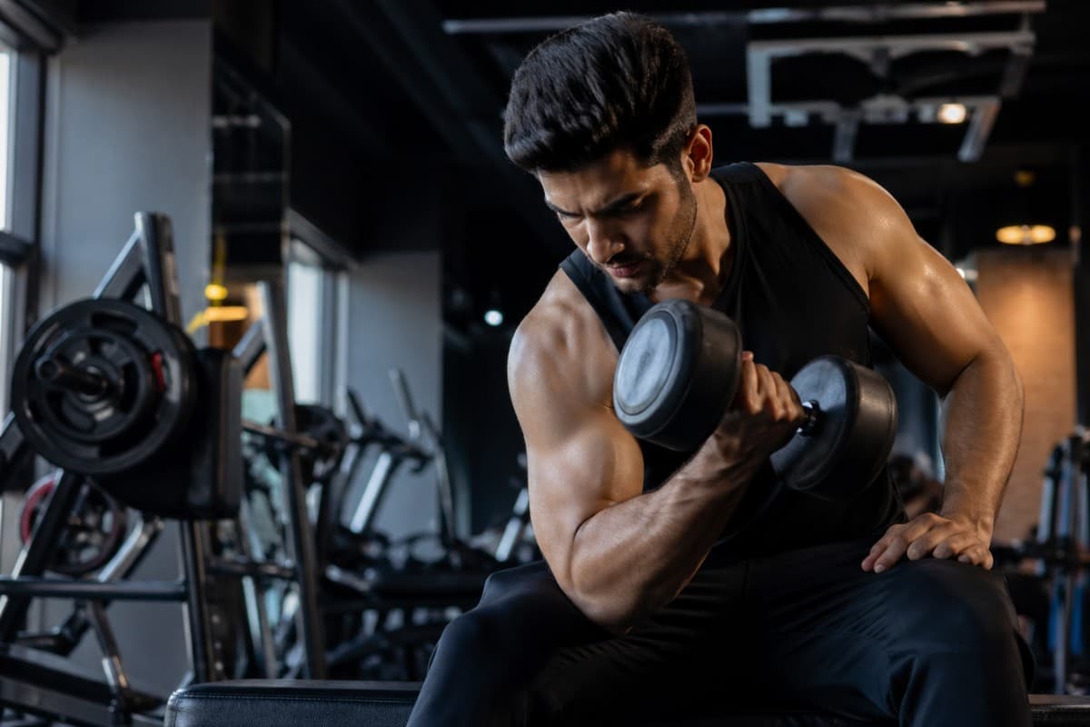 जिम जा रहे हैं फिर भी शरीर में नहीं बढ़ रही ताकत? वर्कआउट नहीं, बदलनी होंगी ये आदतें