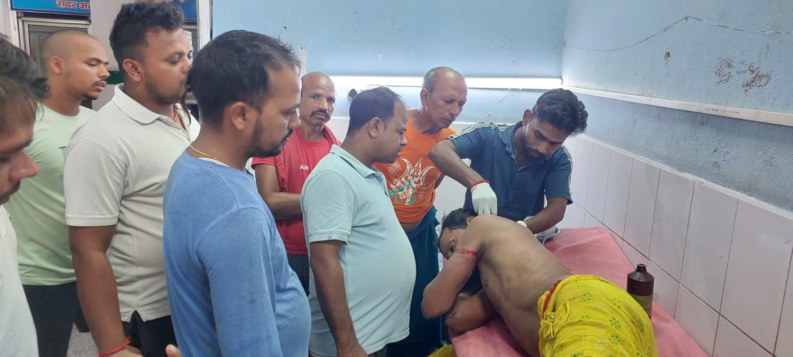 भूसा से लकड़ी बनाने वाली मशीन की चपेट में आने से मजदूर गंभीर रूप से घायल
