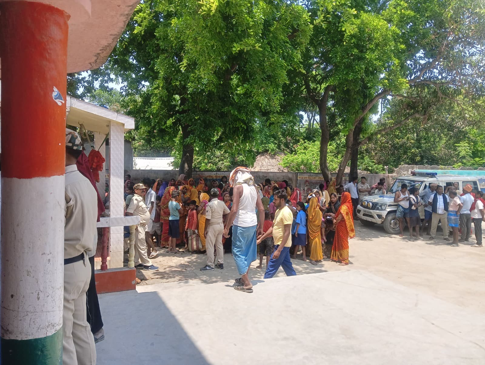 बलुआहा एमडीएम कांड की जांच करने पहुंचे आलाधिकारी, शिक्षकों पर FIR से ग्रामीणों में आक्रोश