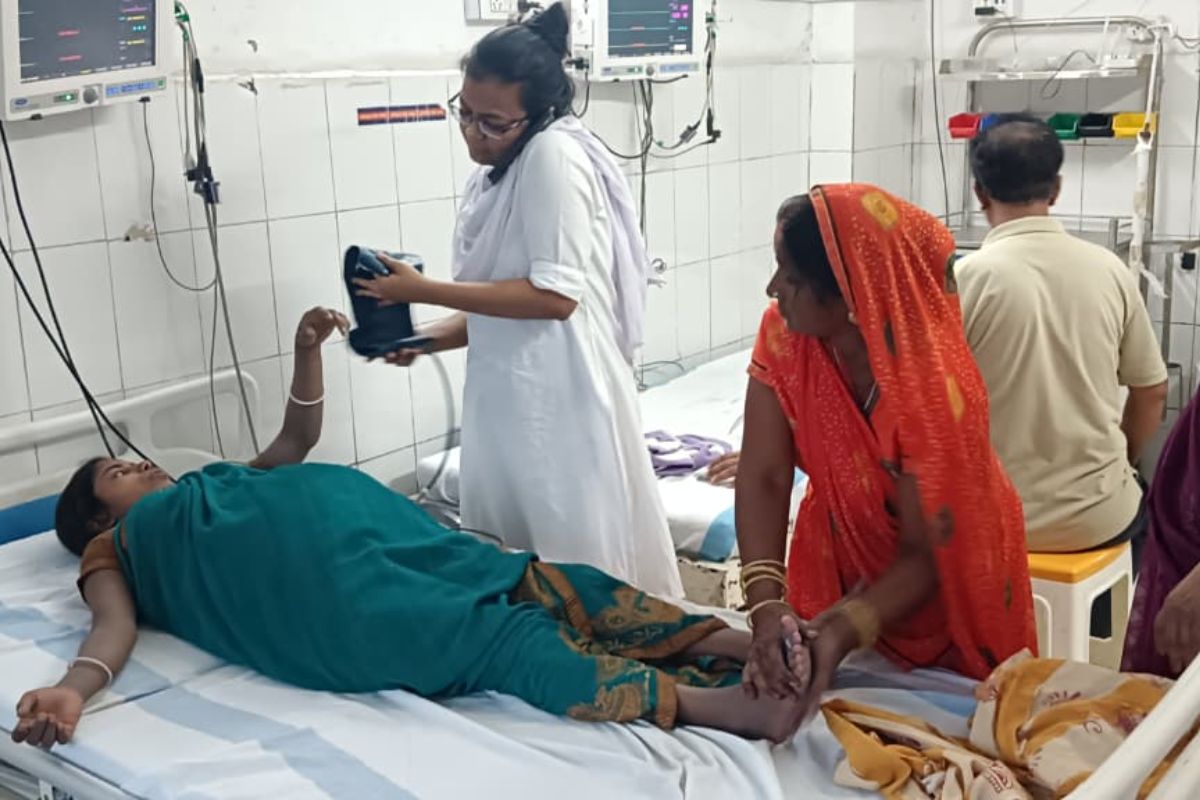 Kaimur News: बिजली तार की चपेट में आने से झुलसी महिला, मोहनिया अनुमंडल अस्पताल में भर्ती