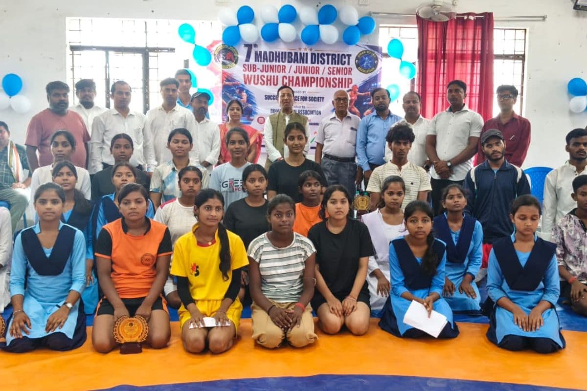 Madhubani News: नमामि गंगे के संदेशवाहक बने वुशु खिलाड़ी, खेल भवन में पूर्व मंत्री समीर महासेठ ने दिलाई स्वच्छता शपथ
