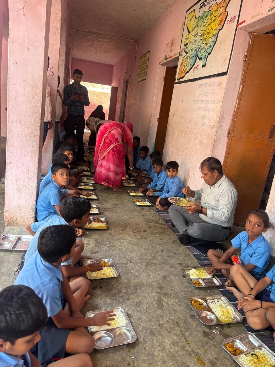 पिपरिया बीडीओ ने मध्य विद्यालय जजबारा का किया औचक निरीक्षण, बच्चों संग जमीन पर बैठकर खाया मध्याह्न भोजन