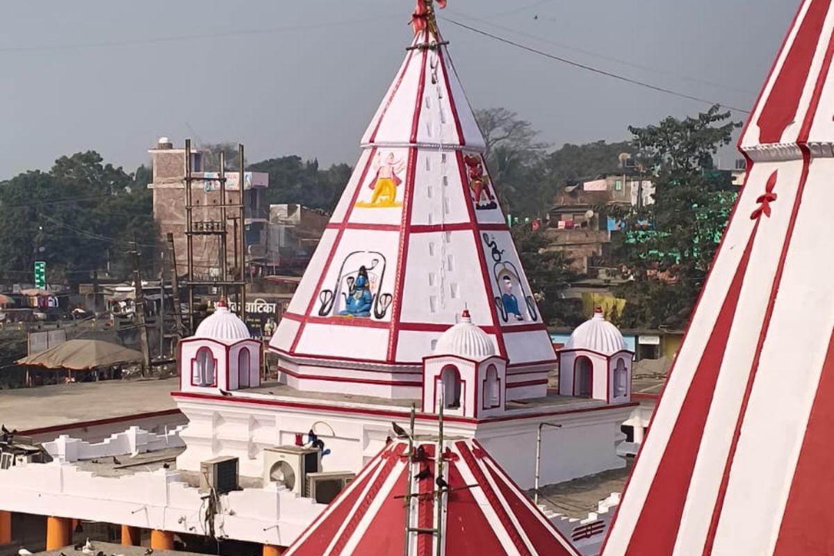 सोमवार की सुबह शिवमय हुआ मधेपुरा, बाबा सिंहेश्वर नाथ मंदिर में उमड़ी आस्था की भीड़