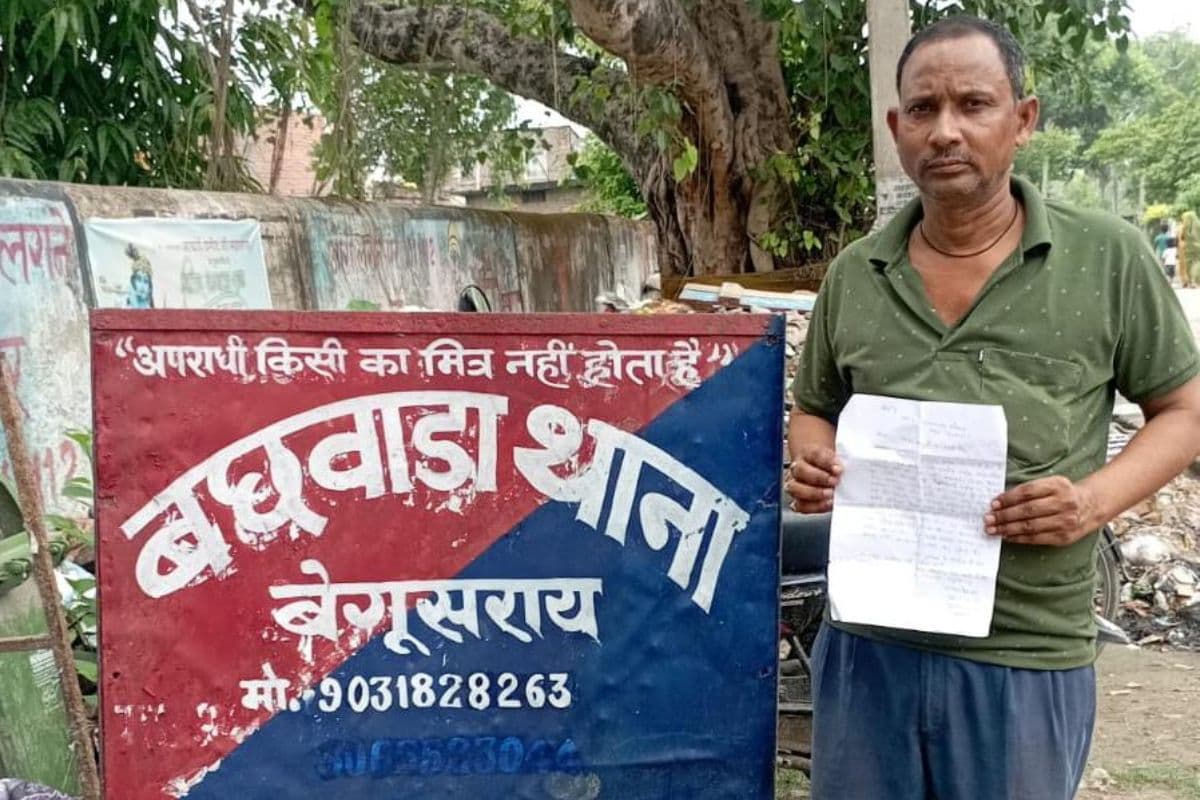 चहारदीवरी के भीतर रखे सीमेंट, छड़, कुदाल, तगाड़ समेत कई सामानों की चोरी