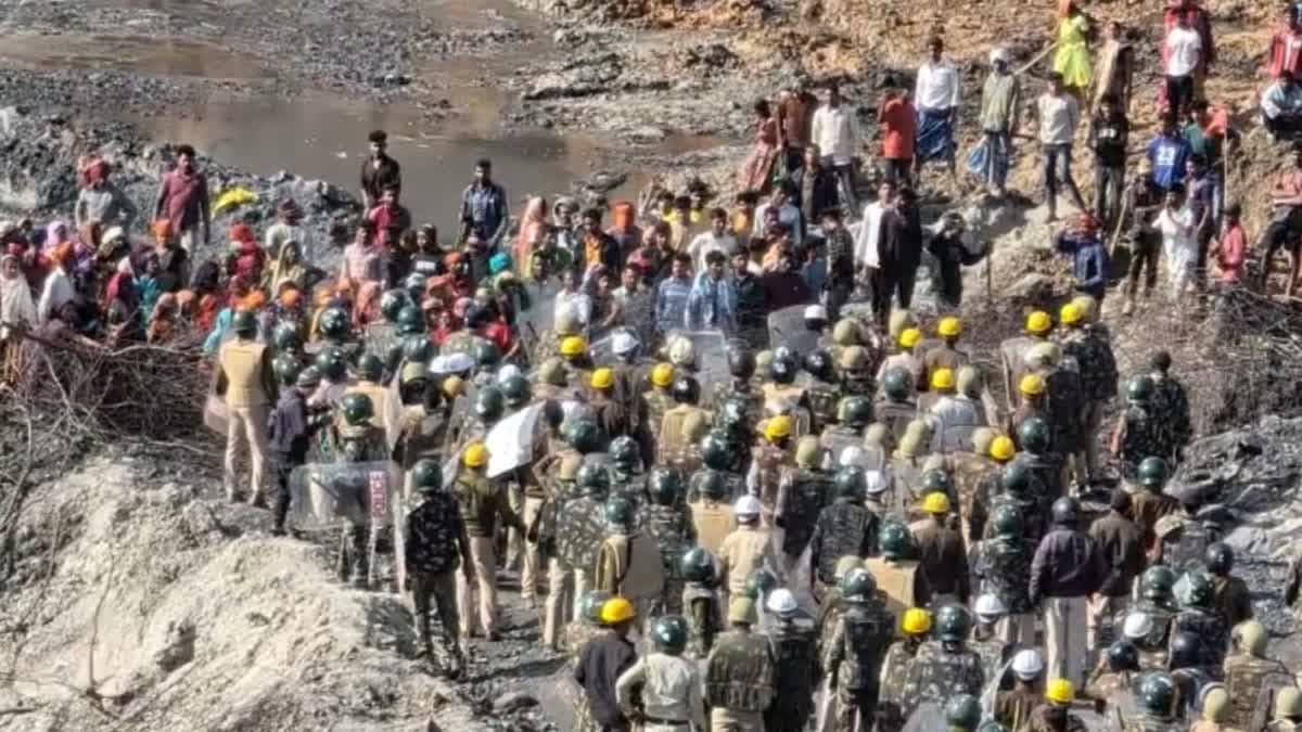 Hajipur News : अतिक्रमण हटाने पहुंची टीम पर पथराव, सीओ की गाड़ी क्षतिग्रस्त